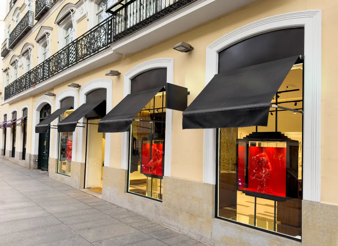 Façade vitrine de magasin en aluminium sur mesure à Bagnols-sur-Cèze